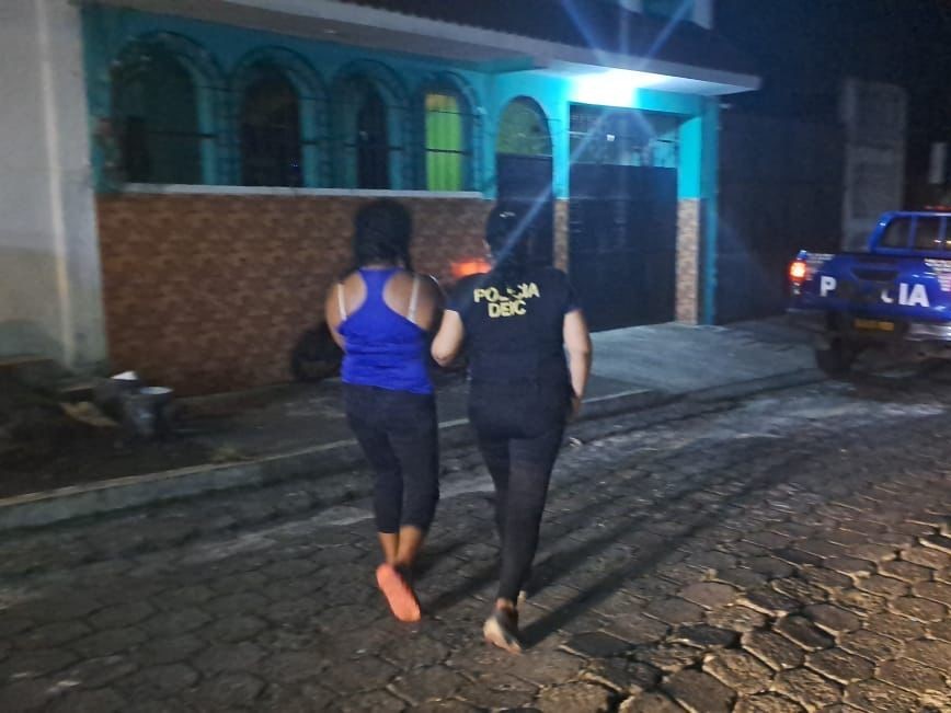 Logran captura de una mujer en allanamiento realizado en Mazatenango