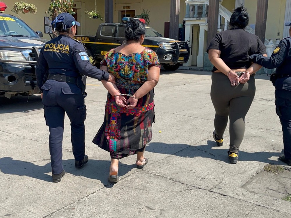 Madre e Hija presuntas miembros de "Los Quichelenses" capturadas por robo en mercado 