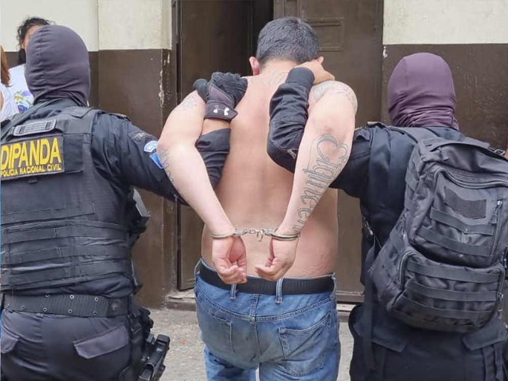 Marero 18 con seis antecedentes es capturado en allanamiento, tenía una pistola ilegal y droga