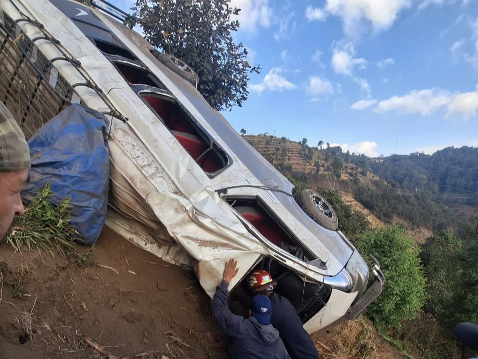 Microbus cae a barranco y deja varios heridos