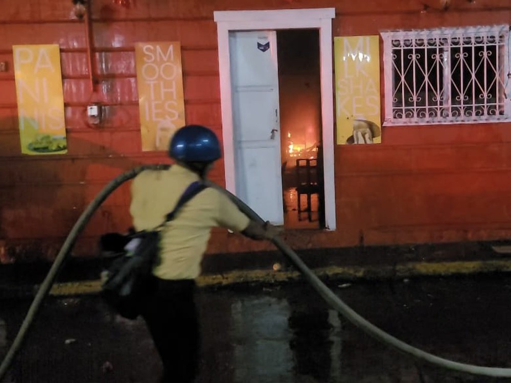 Miles en pérdidas por incendio de dos comercios en Quetzaltenango 