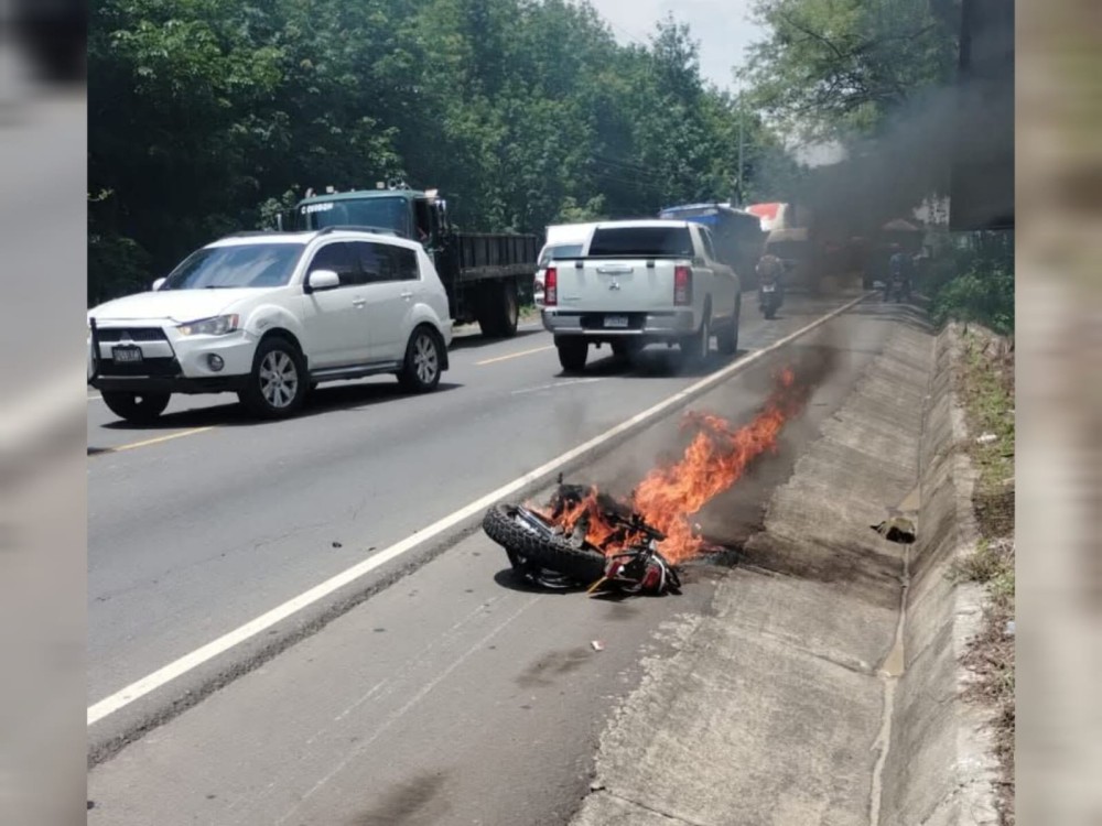 Motocicleta prende en llamas tras colisionar con un camión de volteo 