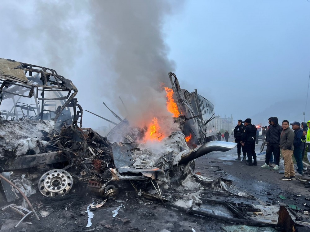 Mueren dos personas en trágico accidente entre un bus y un tráiler 