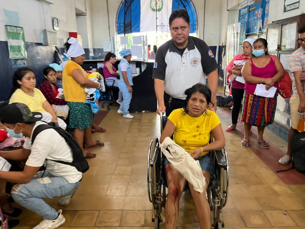 Mujer es atacada por perro pitbull y es trasladada a un hospital 