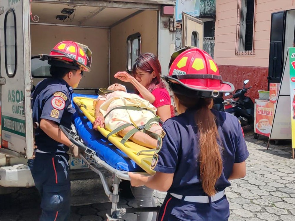 Mujer resulta herida tras caerle un portón en la cabeza 