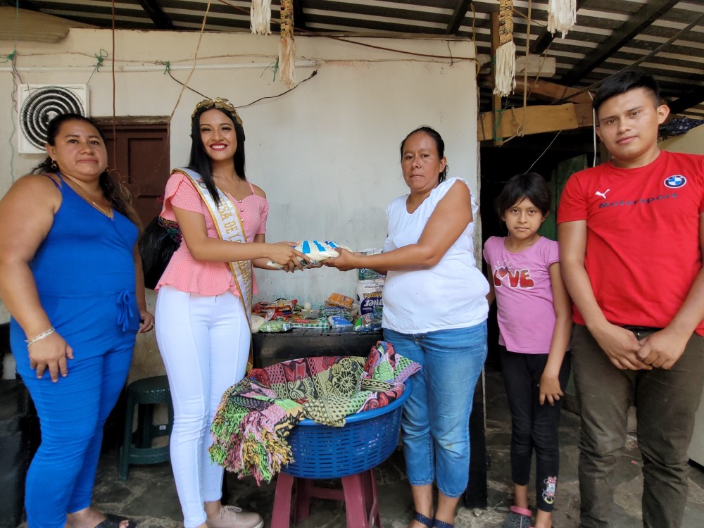 Musa de los Juegos Florales contribuye con familia coatepecana
