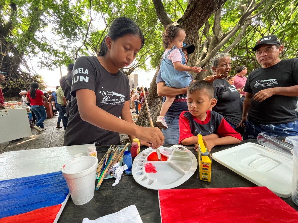 Niños y jóvenes dan a conocer su talento en exposición de arte en Mazatenango
