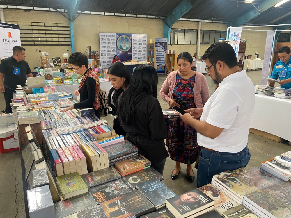 Octava edición de la Feria Internacional de Libro en Xela reúne a más 40 casas editoriales 