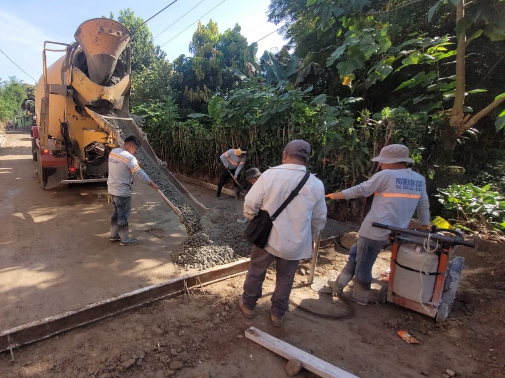 Pavimentan calle que dirige a Colinas de Magnolia en Coatepeque