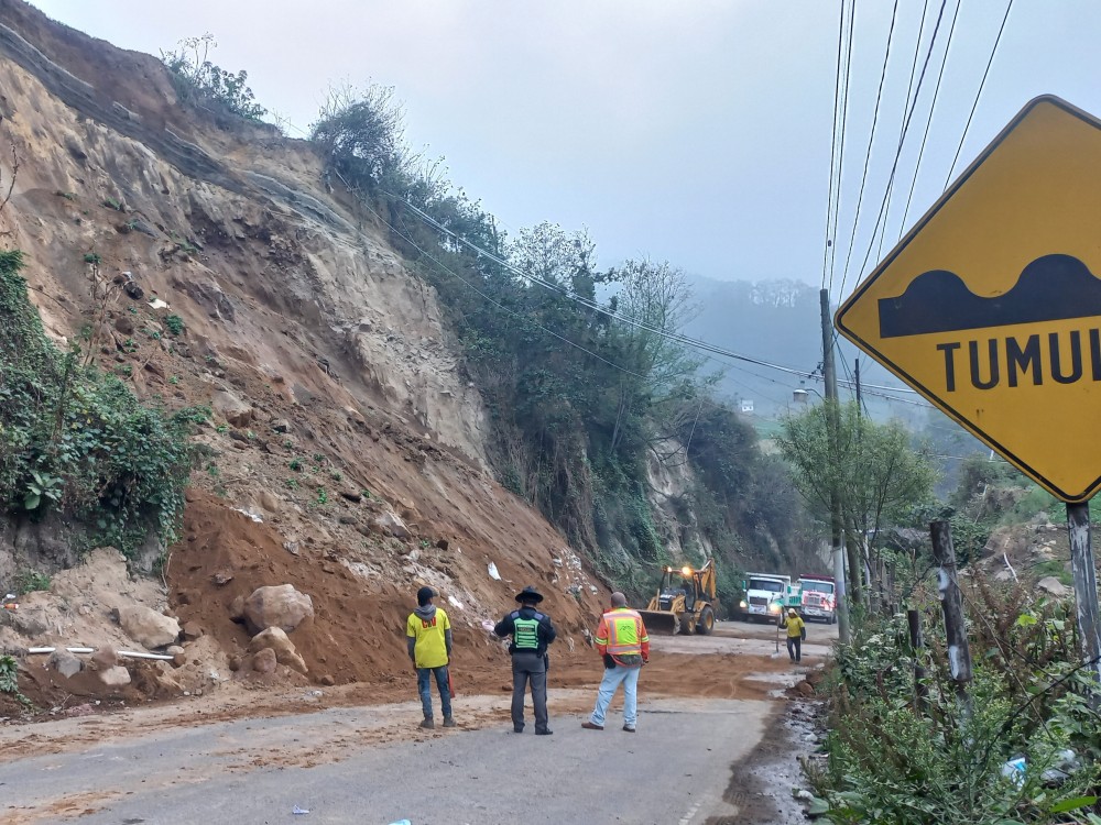 Piden precaución a pilotos que transitan por carreteras propensas a derrumbes