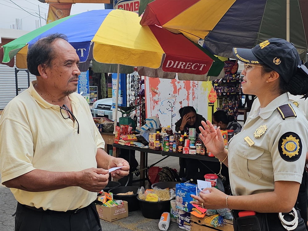 PNC trabaja campaña de prevención de la violencia en mercados comunales de San Marcos 