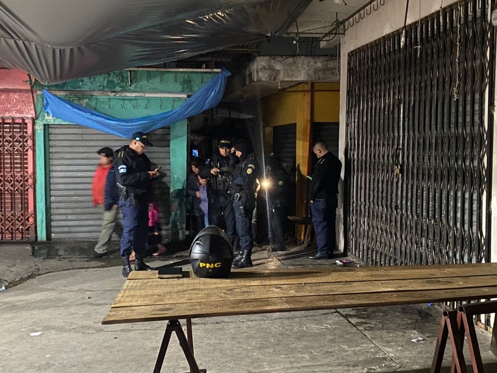 Posible intoxicación alcohólica le cuesta la vida a un hombre en la terminal Minerva de Xela 
