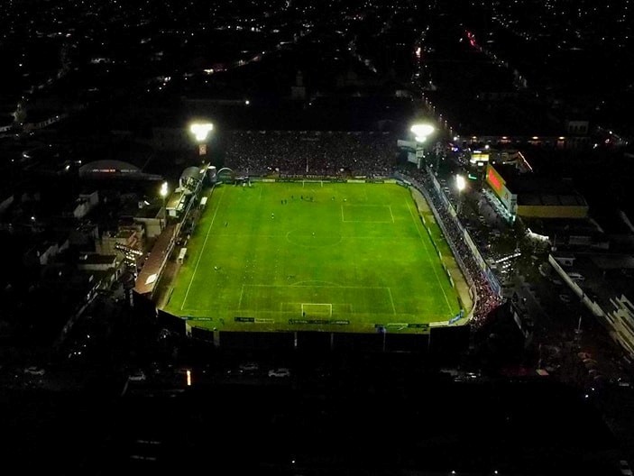 Presidenciable de Vamos ofrece a Xela un estadio "de primer mundo" y una escuela bicentenario