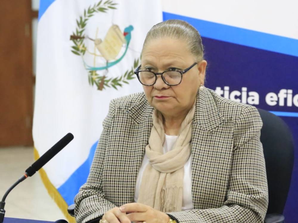 Presidente cita a Consuelo Porras para que informe sobre aspectos cruciales 