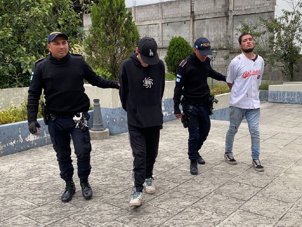 Presuntos ladrones son amarrados por pobladores y entregados a las fuerzas de seguridad