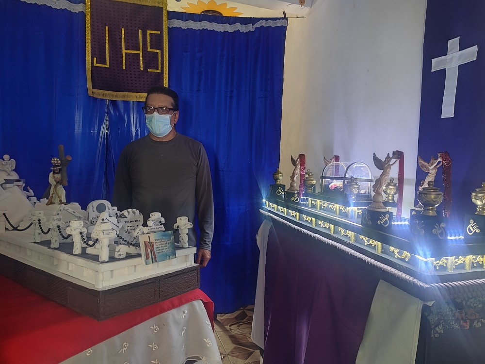 Quetzalteco cumple 50 años de elaborar andas procesionales en miniatura