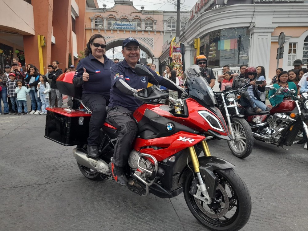 Quetzalteco organiza travesía en moto a los 22 departamentos durante seis días