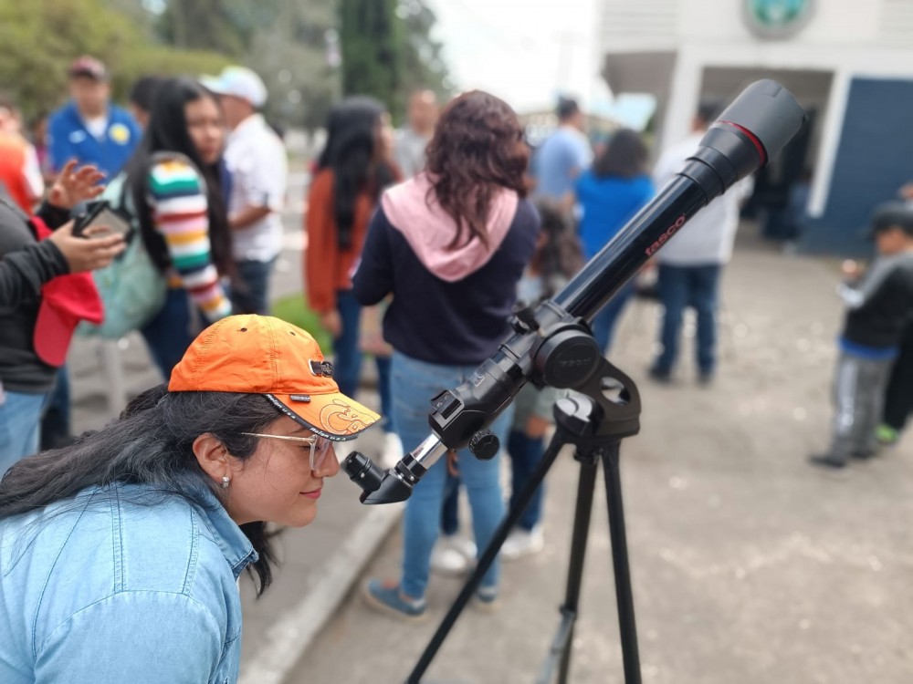 Quetzaltecos observan y disfrutan eclipse anular 