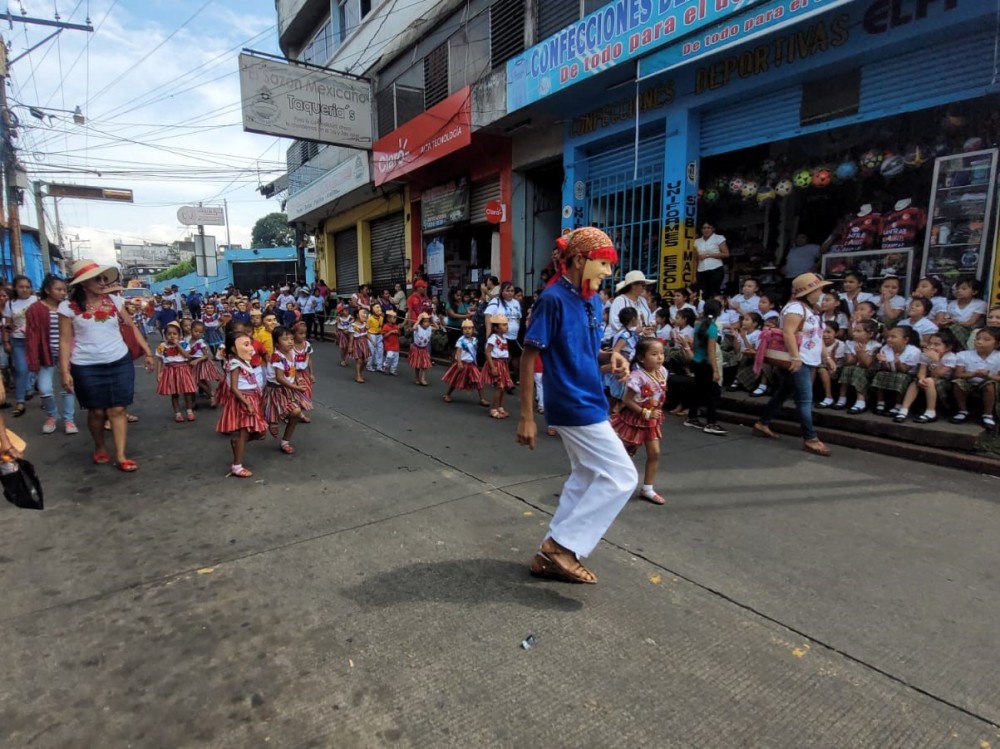 Realizan colorido desfile en Coatepeque para celebrar la independencia