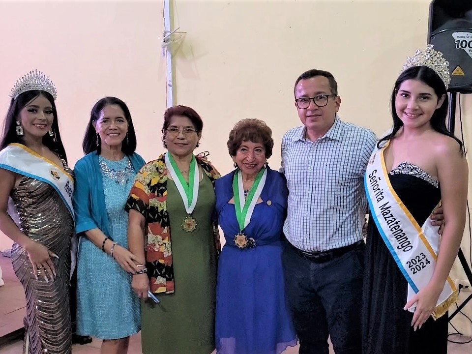 Realizan condecoración de la Orden del Almendro en Mazatenango
