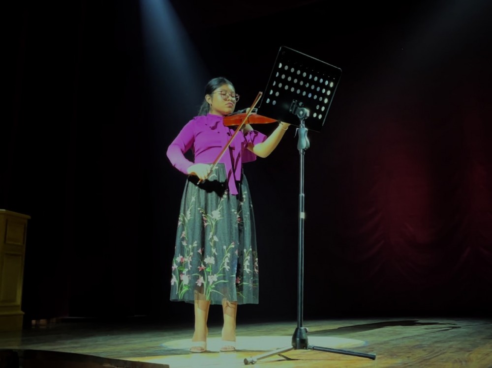 Recital de violín recauda víveres para asilos en Xela 
