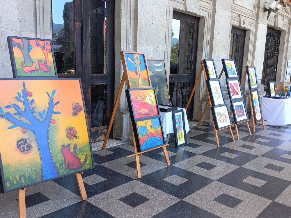 Retoman "Caminando Arte" que expone obras de artistas en el centro de Xela