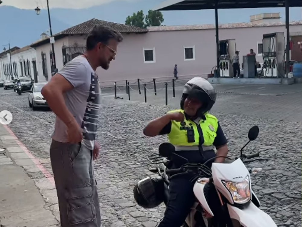VIDEO | Ricardo Arjona sería multado en Antigua Guatemala por estacionar en línea roja