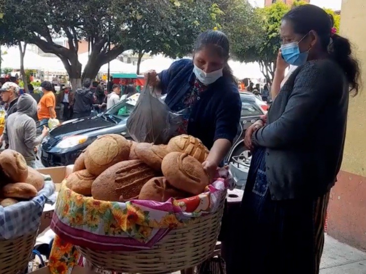 San Pedro Sacatepéquez: la tradicional venta de pan en Semana Santa