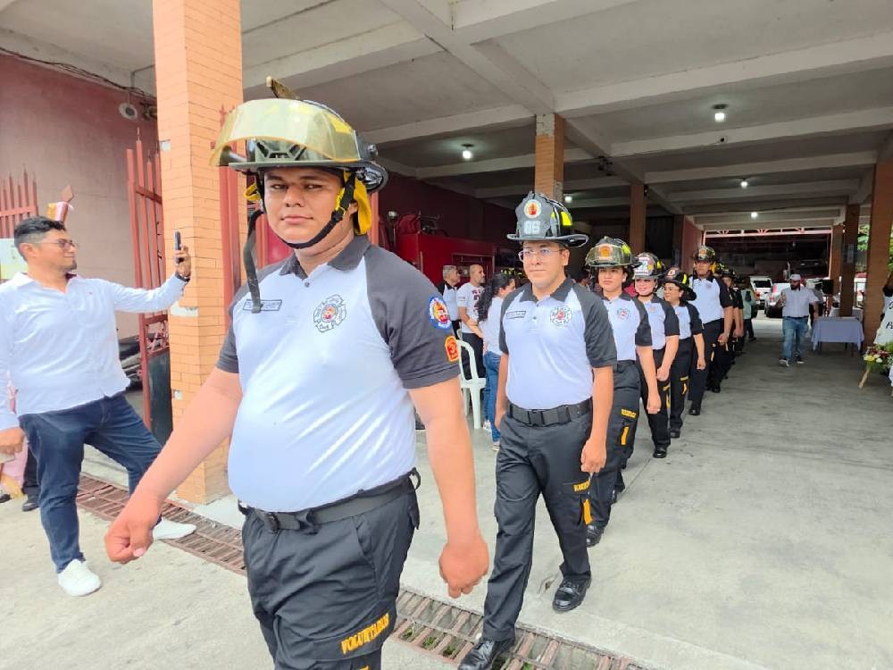 Se gradúan 10 nuevos elementos de los Bomberos Voluntarios 