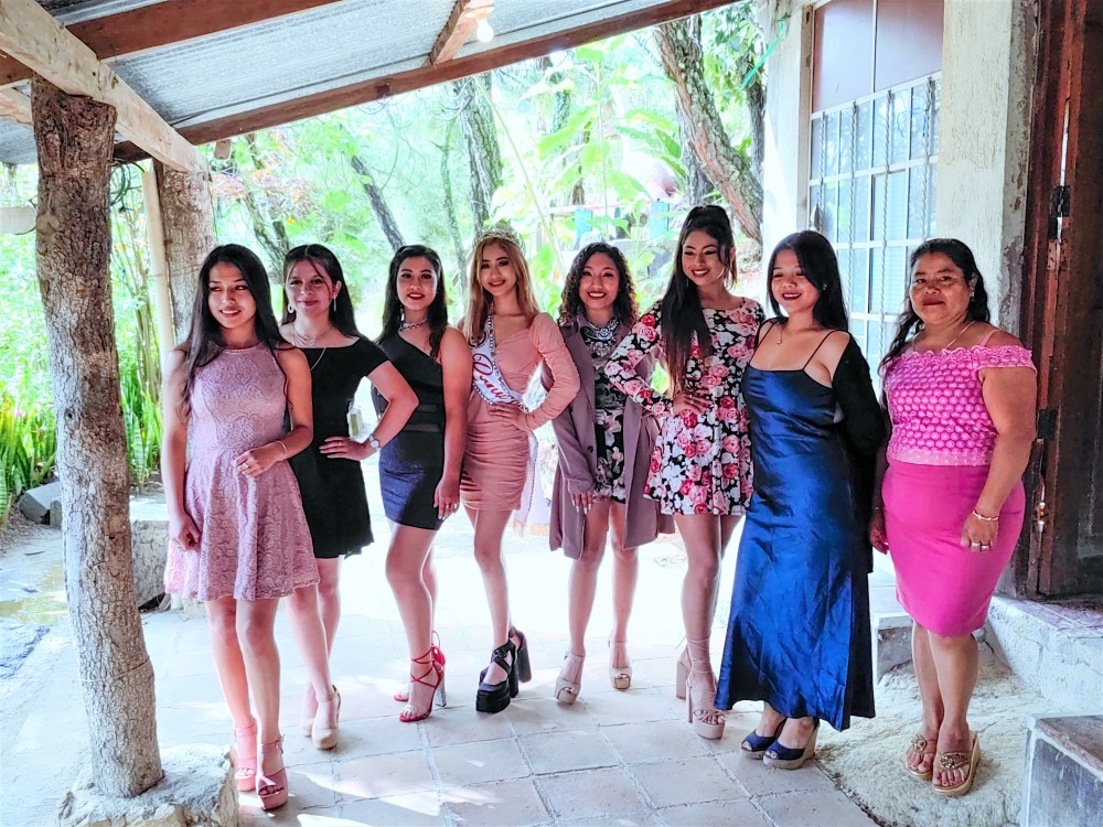 Seis señoritas en busca de ser la nueva Reina de Belleza de San Lorenzo