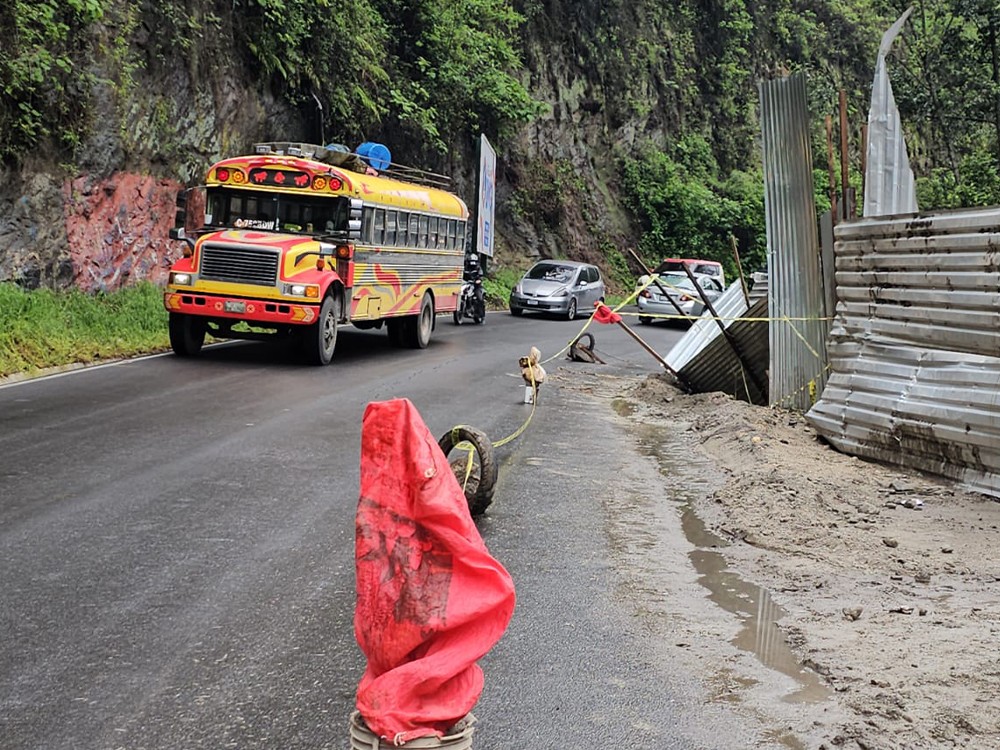Socavamiento en carretera pone en riesgo a pilotos