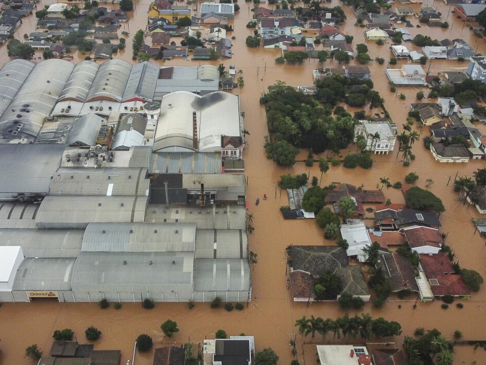 Suben a 84 los muertos por las inundaciones en Brasil