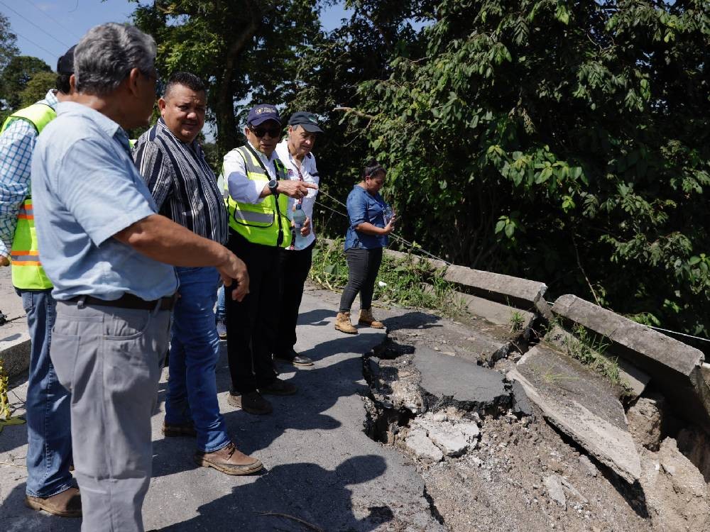 Supervisan trabajos y evalúan rutas alternas ante hundimiento en ruta Cito Zarco