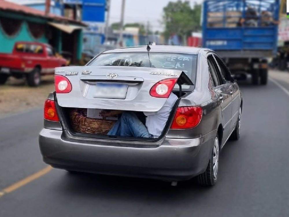 Taxista transportaba a pasajero en el baúl del vehículo