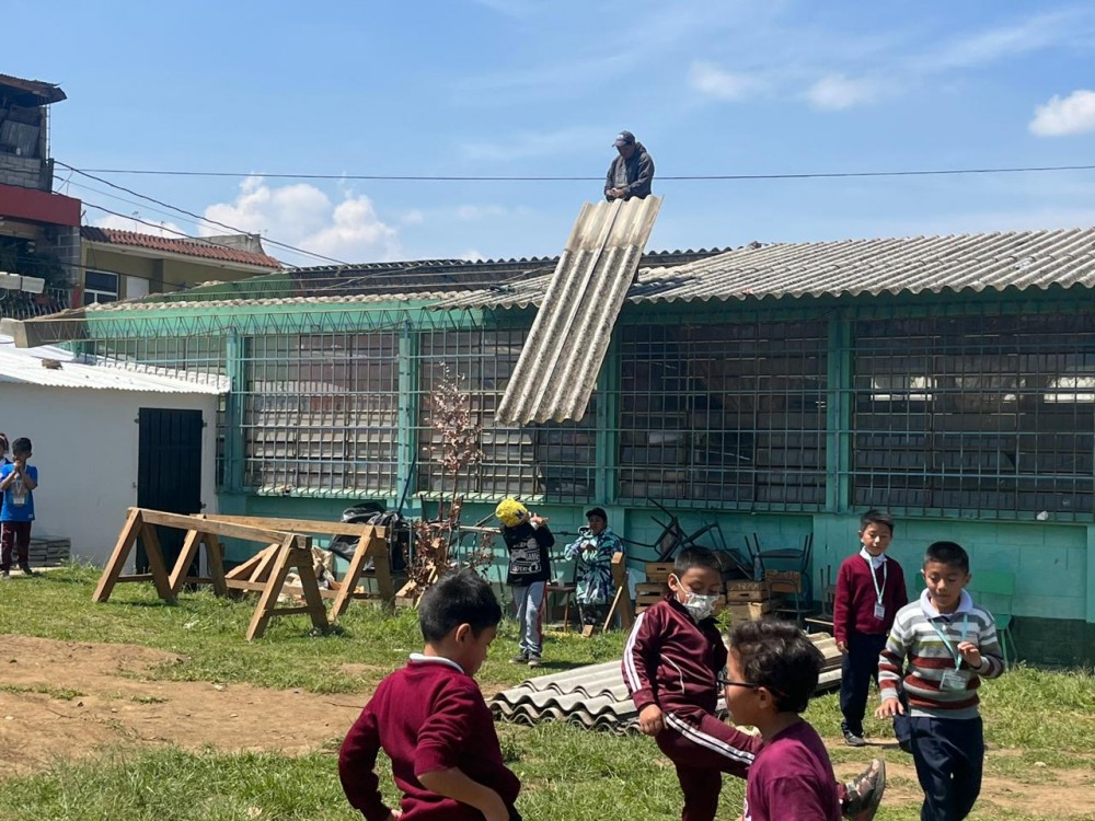Techo de la escuela Los Trigales está en reparación 