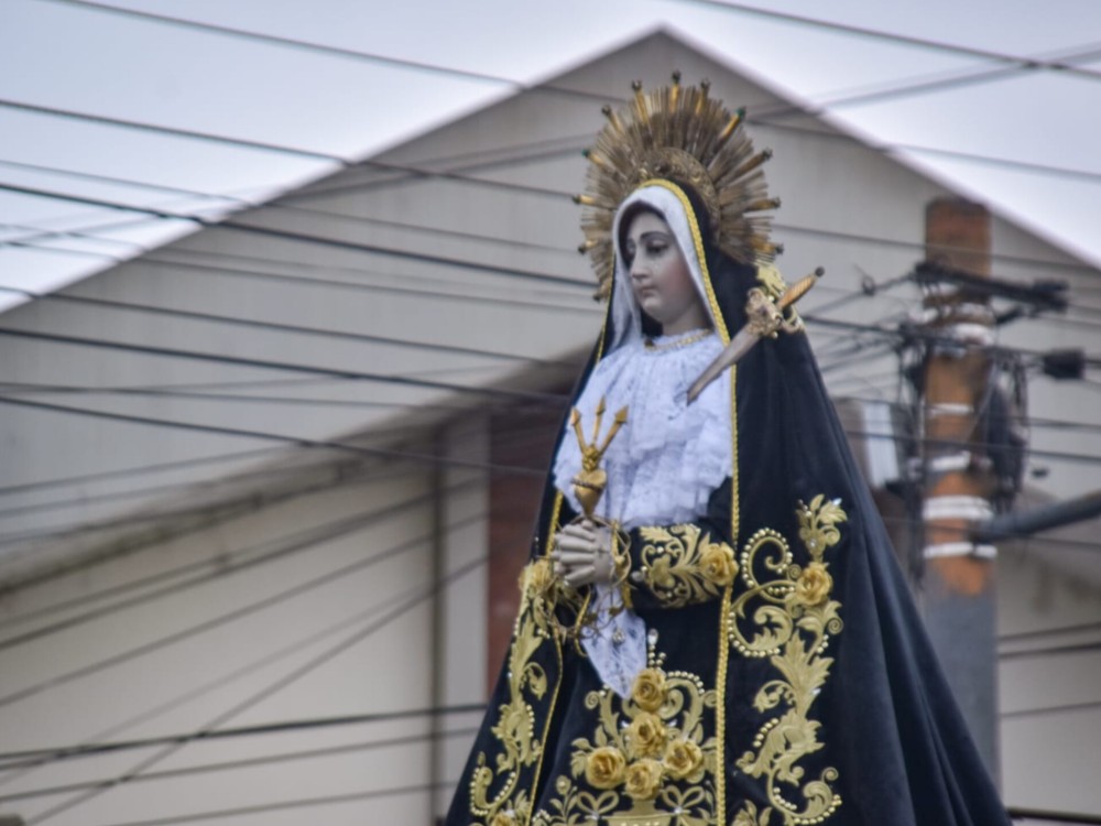 Tradición y devoción: Virgen de Soledad de El Calvario recorre Xela en la "Procesión del pésame" 