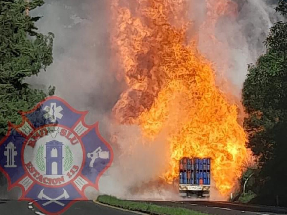 Tráiler cargado con cilindros de gas prende en llamas en la Interamericana 
