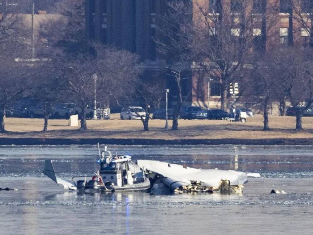 Trump culpa al "obsoleto" sistema de control aéreo por colisión de avión y helicóptero en Washington