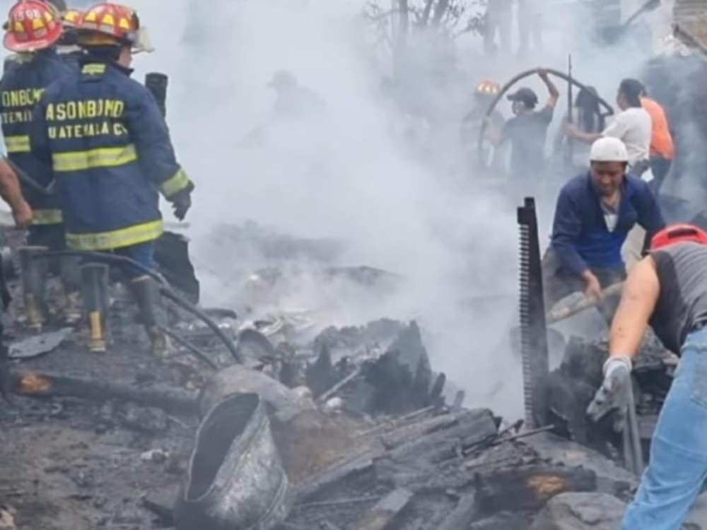 Un cortocircuito pudo originar un incendio que consumió dos viviendas en San Pedro Sacatepéquez