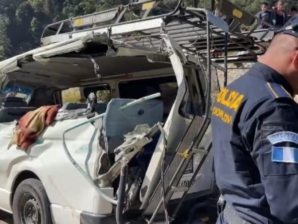 Un fallecida y cinco heridos en colisión vehicular