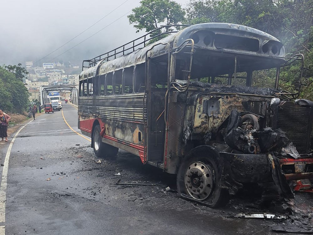 Vecinos incendian bus que protagonizó hecho de tránsito en Quetzaltenango 