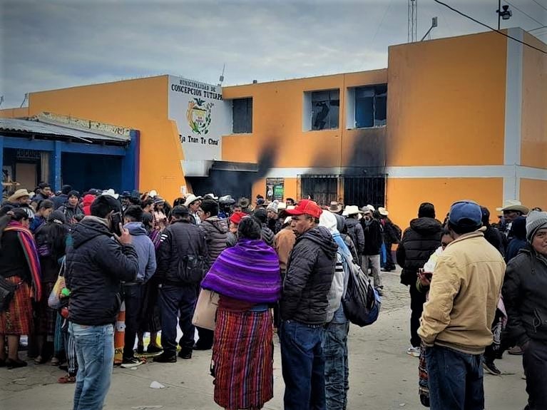 Vecinos inconformes incendian edificio de la municipalidad en Concepción Tutuapa