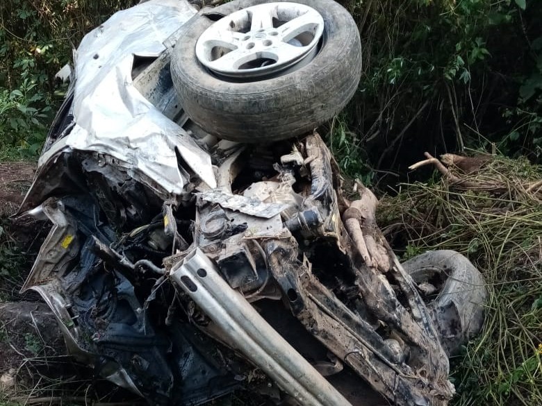 Vehículo cae a hondonada y deja varias personas heridas