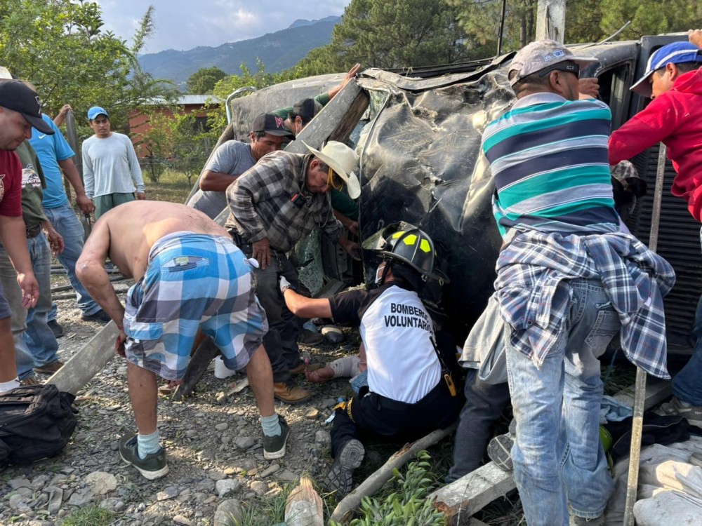 Vehículo vuelca en Huehuetenango y deja cinco personas heridas, incluida una menor