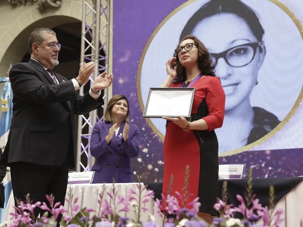 Virginia Laparra recibe la medalla de Orden de Excelencia Laboral