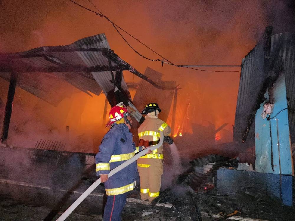Voraz incendio consume vivienda en San Lorenzo, Suchitepéquez