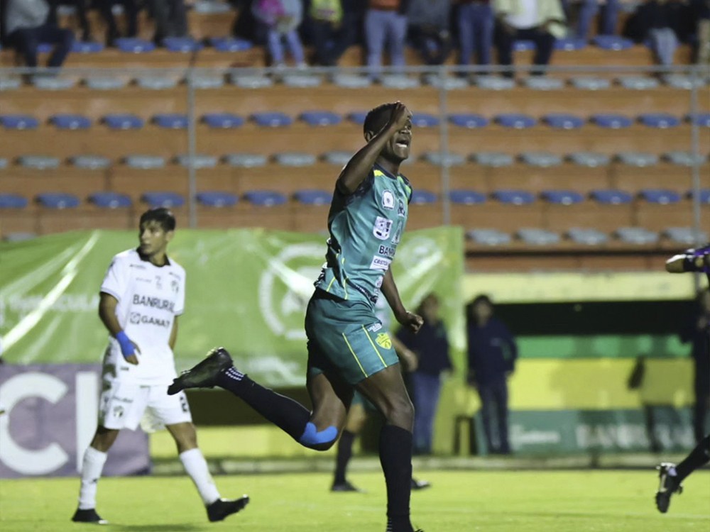 Xinabajul rescata un punto ante los albos