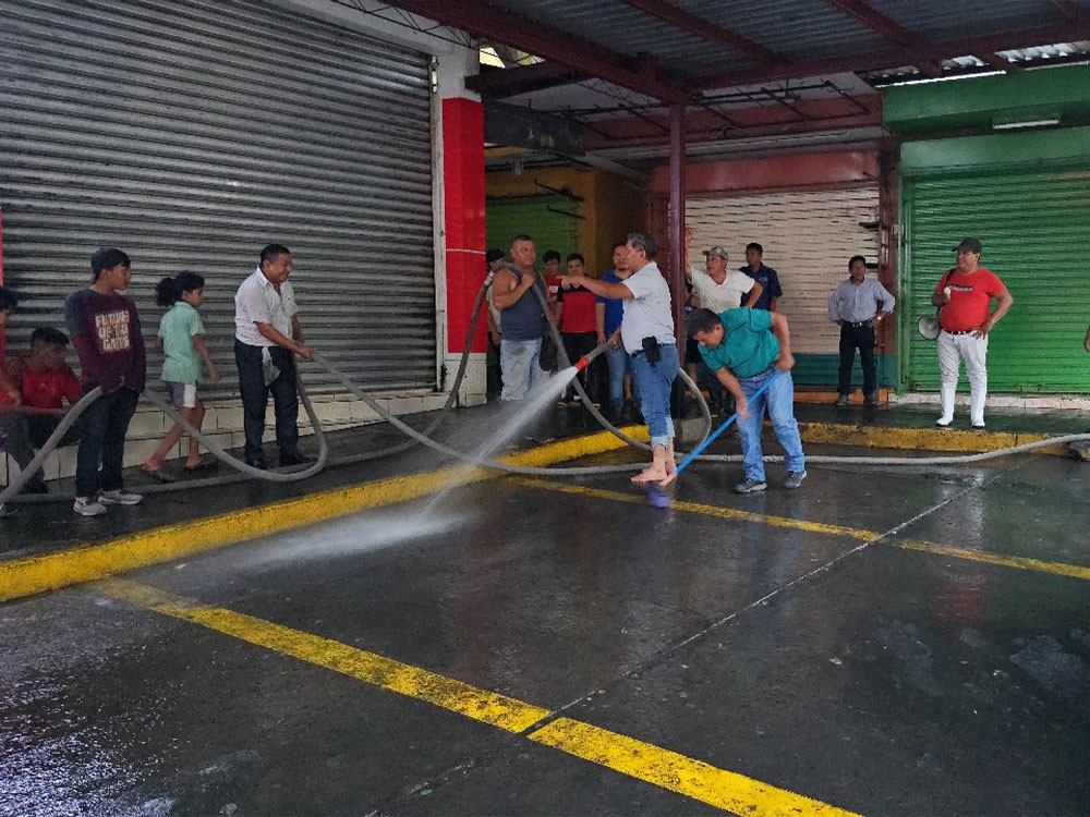 Realizan limpieza en el mercado más antiguo de Mazatenango