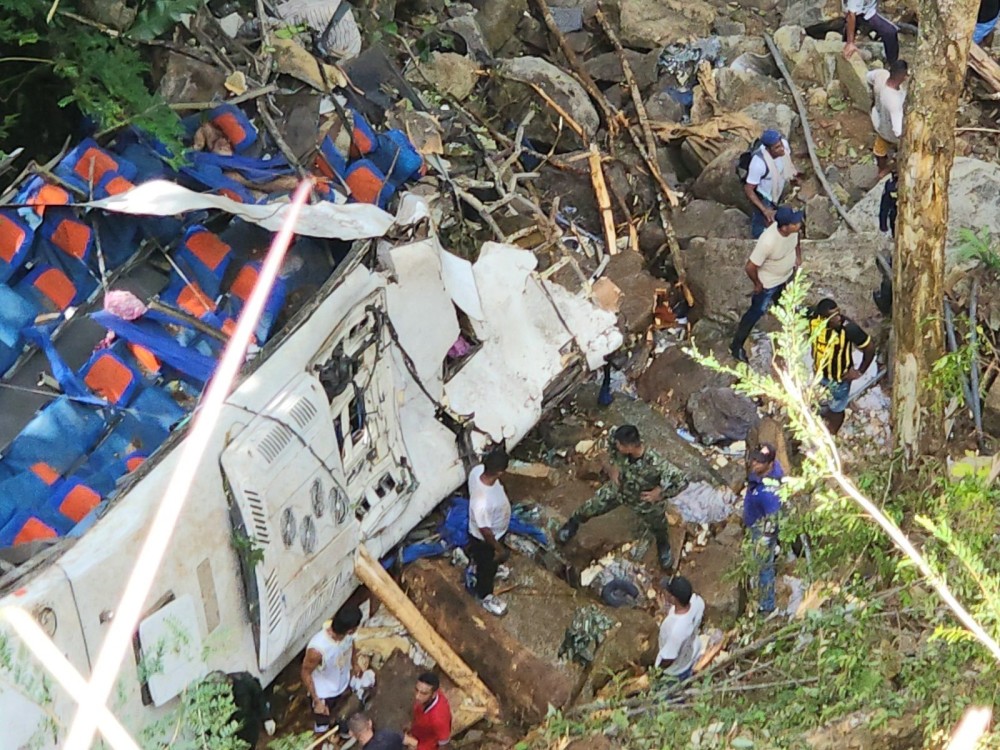 17 muertos y 20 heridos: Bus que transportaba a estudiantes en Colombia se precipita al abismo