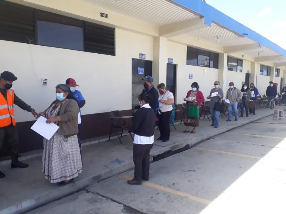 2 de diciembre: vacunación contra COVID-19 en Xela